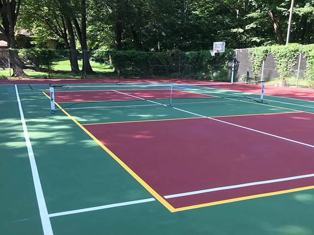 Sơn 7 lớp sân tennis-pickleball với Sơn có 10% Hạt cao su Decoturf USA trên nền nhựa
